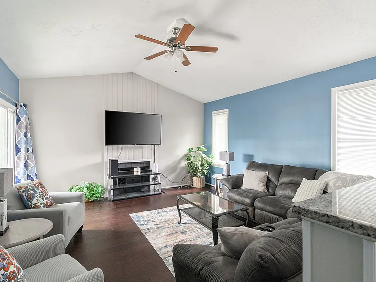 1902 Cambridge Dr — Photo 2