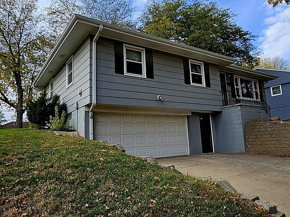 4th image of 2851 S Cypress St