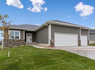 1409 Deerfield Dr, Fairfax, IA 52228