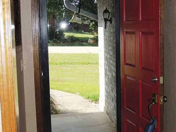 ENTRY WAY HAS NEW WOOD LAMIN