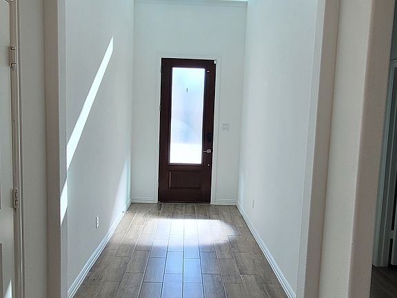 4th image of 913 Rosebay Dr