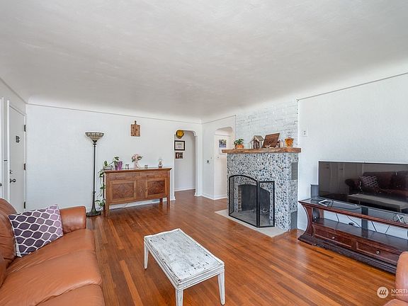 4th image of 1007 C St SW