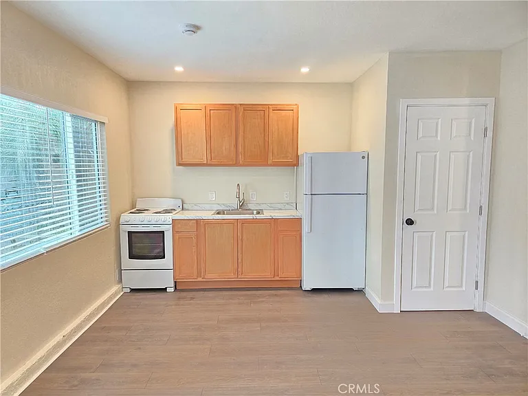 1346 N Midsite Ave — Photo 2