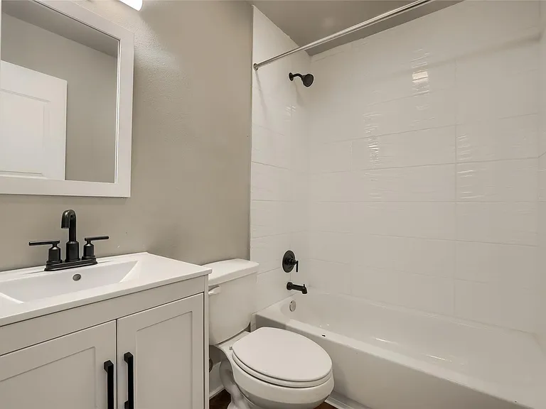 5909 Lago Vista Way #D — Photo 22