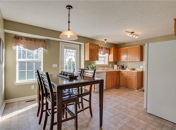 3rd image of 525 Birkenhead Dr
