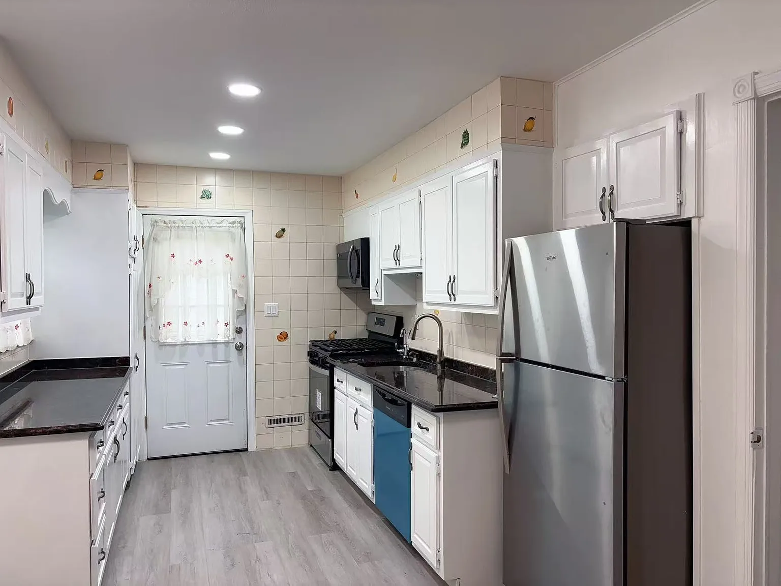 3 bed, 1100 sqft, $3,600 — Photo 4