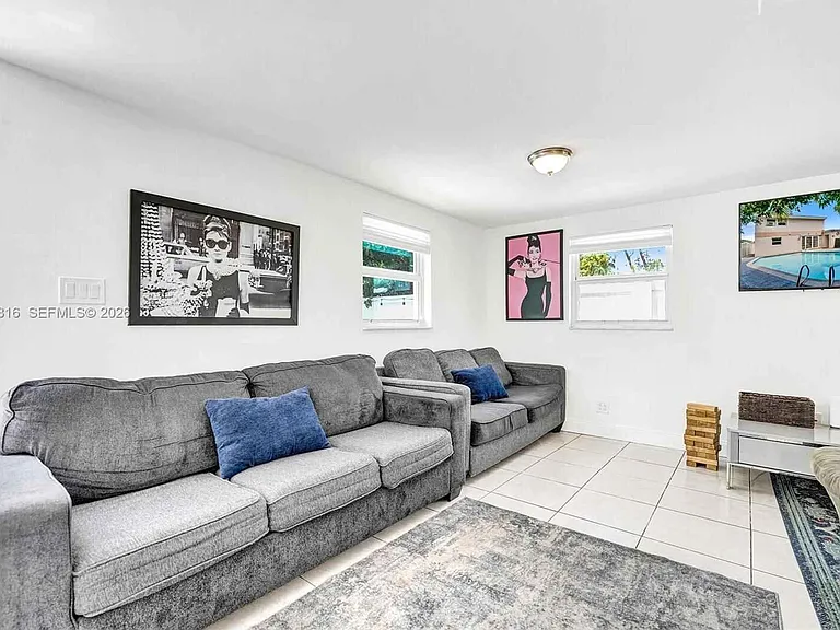 712 SW 7th Ter — Photo 13