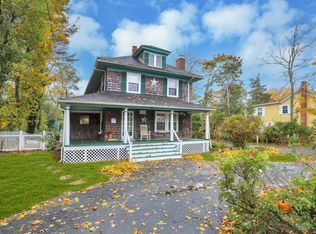 364 Middle Rd, Bayport, NY 11705