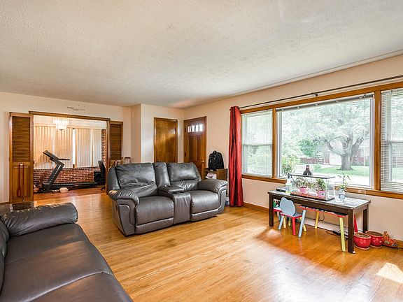 4th image of 102 Spring Garden Dr
