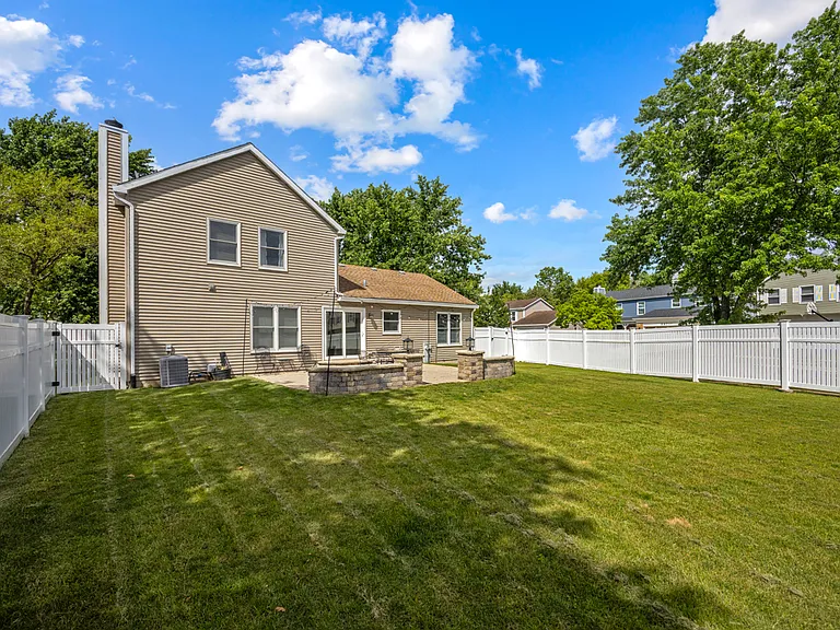 25W055 Canary Ct — Photo 25