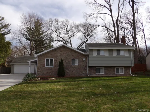 7315 Colony Dr, West Bloomfield, MI 48323