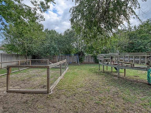 2nd image of 2206 Oakvista Cir
