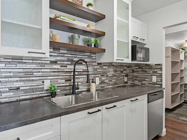 123 N 24th Ave SW #105, Calgary, AB T2S 0J8