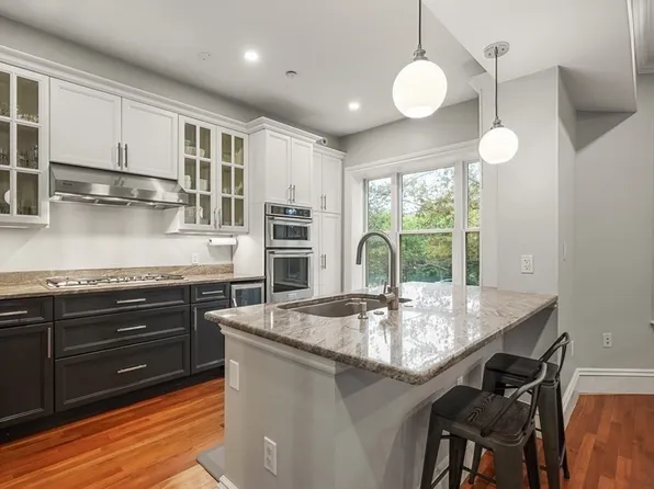 1824 Beacon St APT 4, Brookline, MA 02445