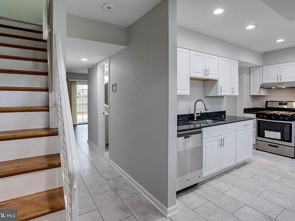 4th image of 8022 Community Dr
