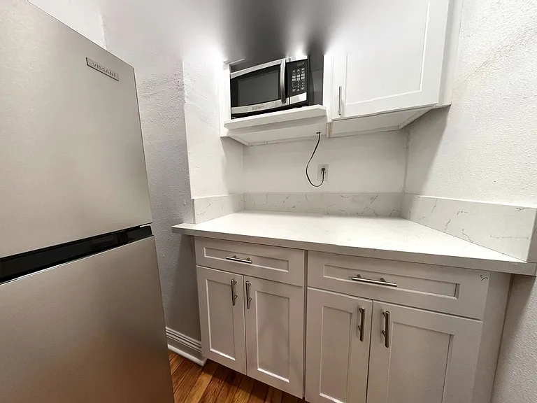 The President Apts...Completely Renovated Apartments...Pet Friendly..Great Location! CALL NOW! — Photo 11