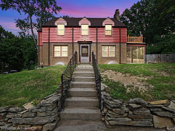 2nd image of 360 Centerlawn St