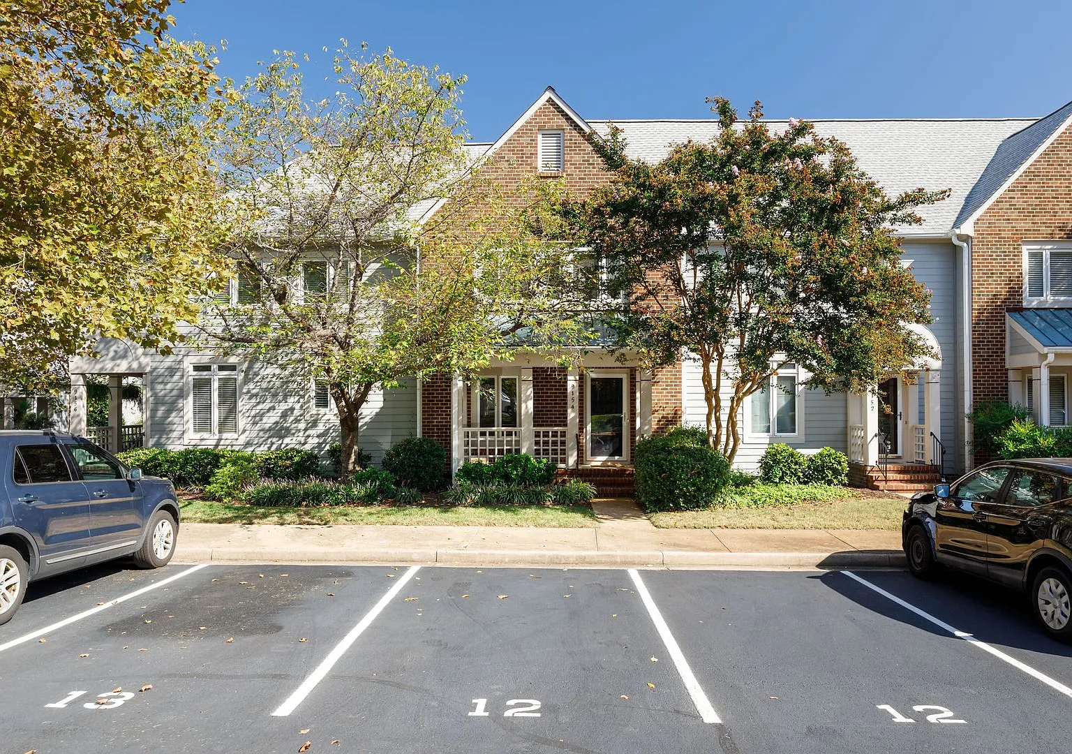 Beautiful 2 Bedroom Lakeview Property — Photo 1