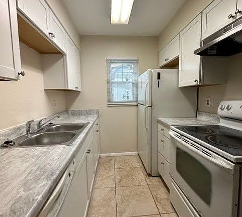 4th image of 828 Sky Lake Cir APT B