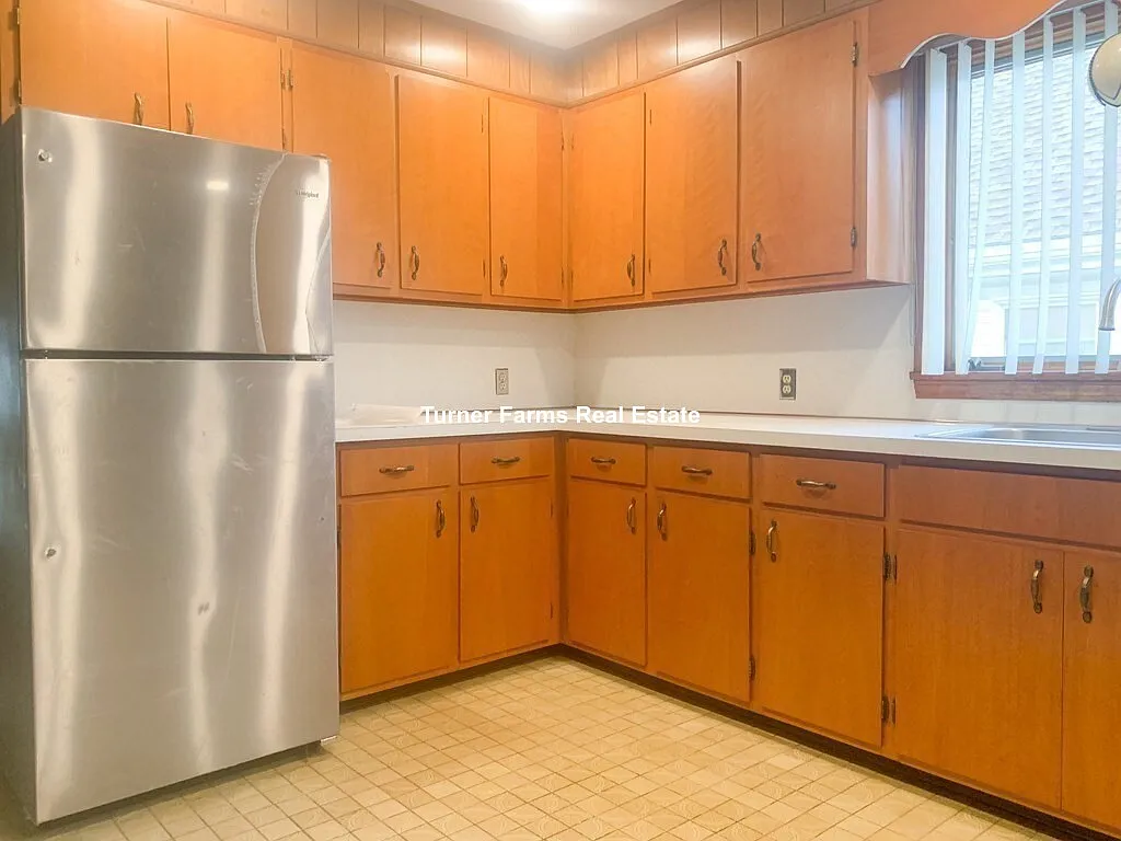 4 bed, 9999 sqft, $4,000 — Photo 2
