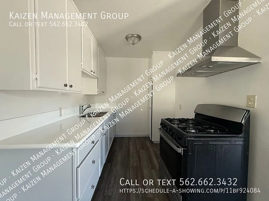 Spacious One Bedroom with Hardwood floors & Parking available — Photo 4