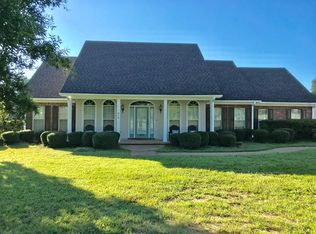 819 Country Ridge Rd, Grenada, MS 38901