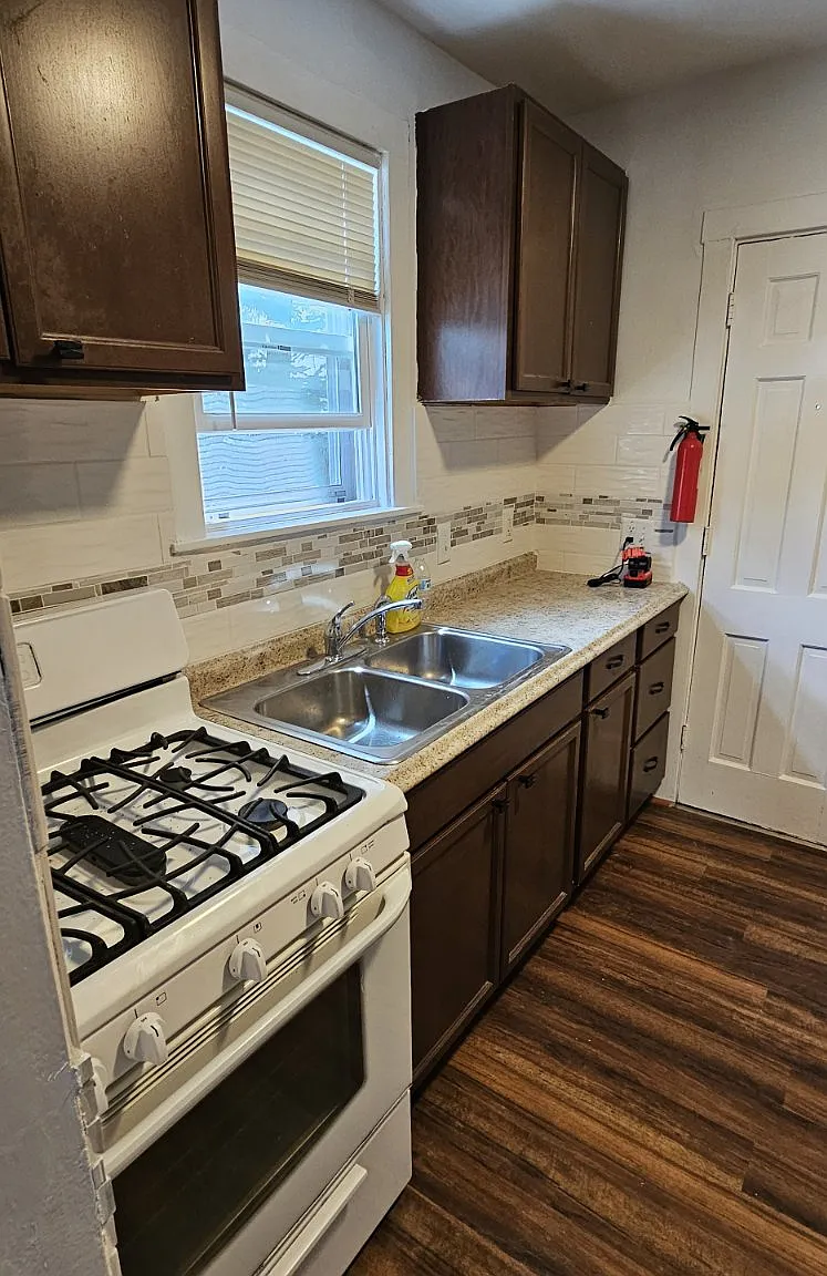 2 bed, $1,300 — Photo 2