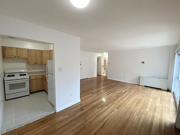 Wide angle Kitchen, DR, LR largest one Br's