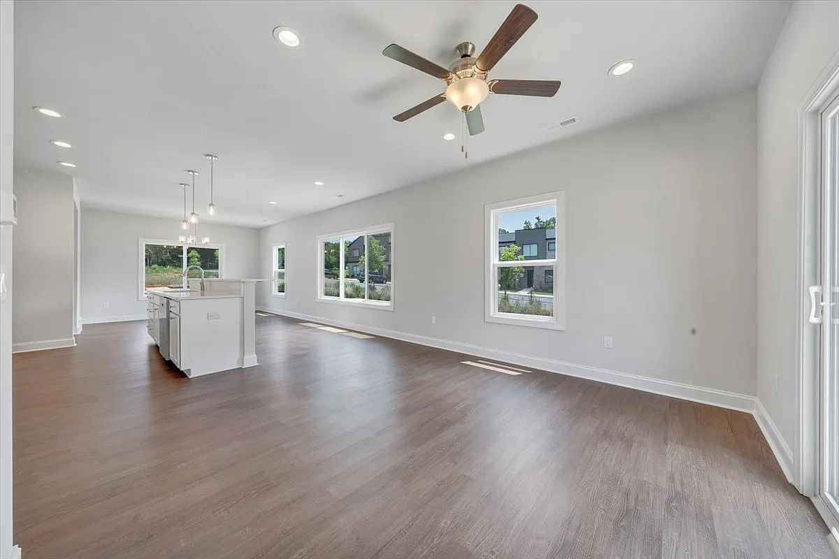 3 bed, 2.5 bath, 1456 sqft, $1,599 — Photo 4