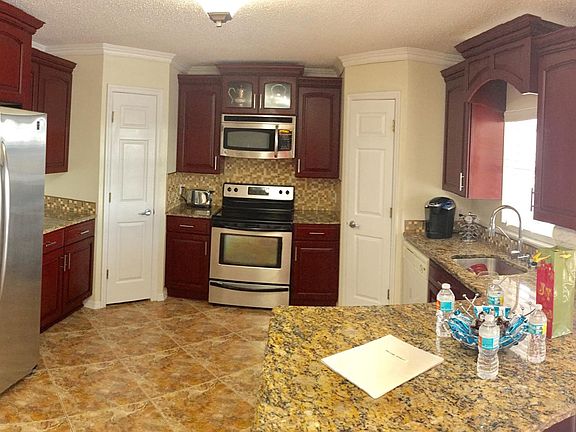 BEAUTIFUL FULLY EQUIPPED OPEN KITCHEN