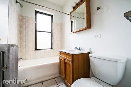 7102 S Luella Apartments Chicago Bathroom_1