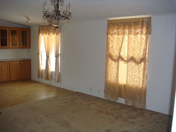 Living room/dining area