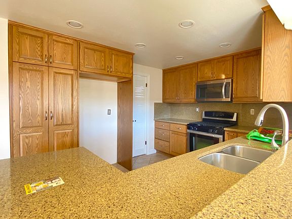 3rd image of 1210 E Park Ln