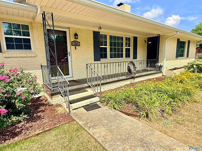 1711 Lydia Dr NW — Photo 2