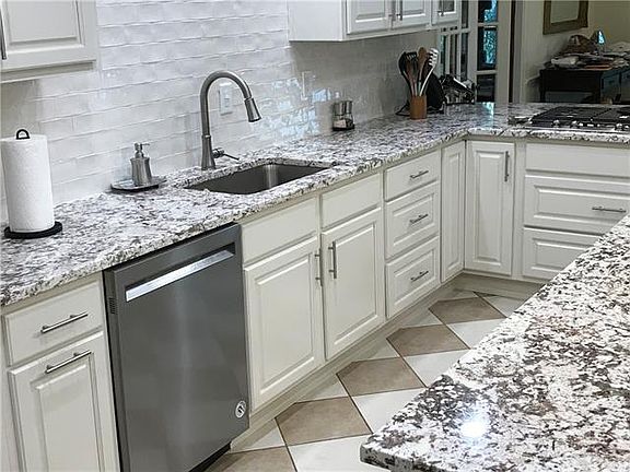 3rd image of 15 Chateau Du Jardin Dr