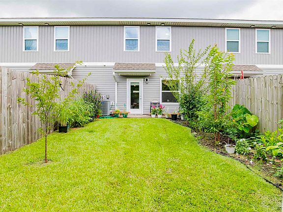 3rd image of 6073 Royal Port Ct