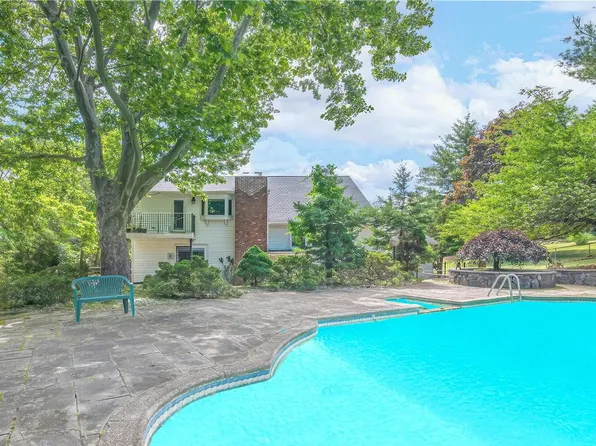 9 Oz Court, Spring Valley, NY 10977