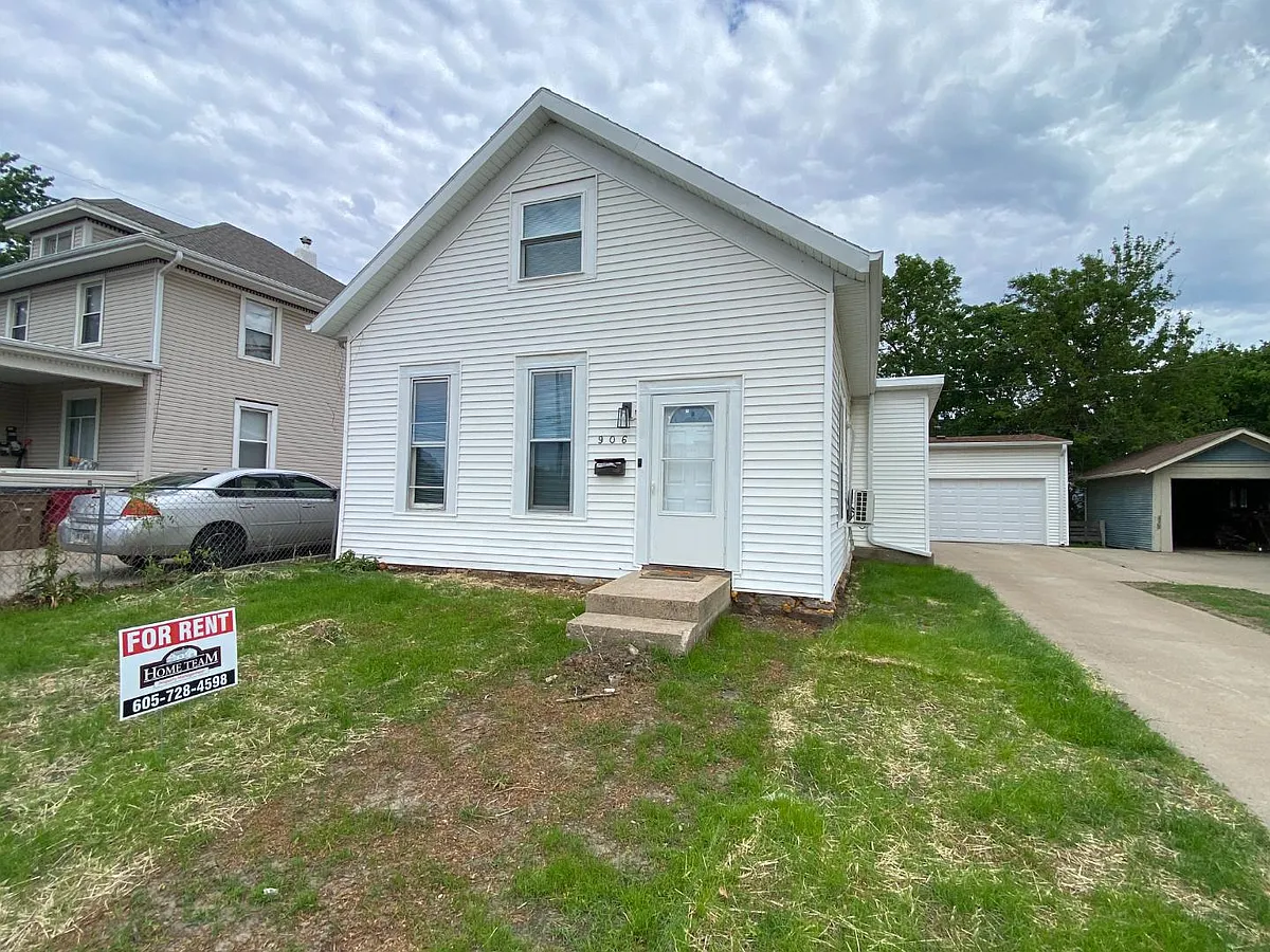 Unit Photo - 906 W 10th St