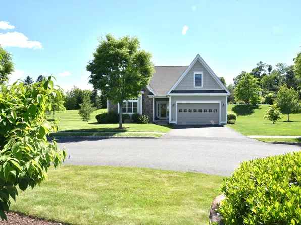 9 Spy Glass Cir, Bloomfield, CT 06002