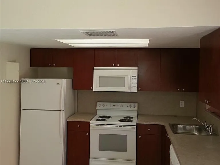 2604 NW 52nd Ave #C15 — Photo 6