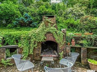 1 Rhododendron Dr, Stony Brook, NY 11790