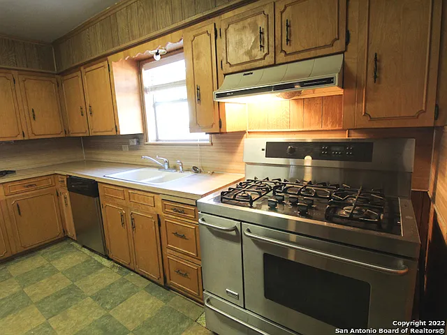 8811 FM 471 N — Photo 6