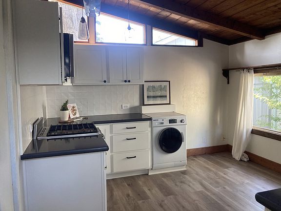 Eat in kitchen with washer/dryer