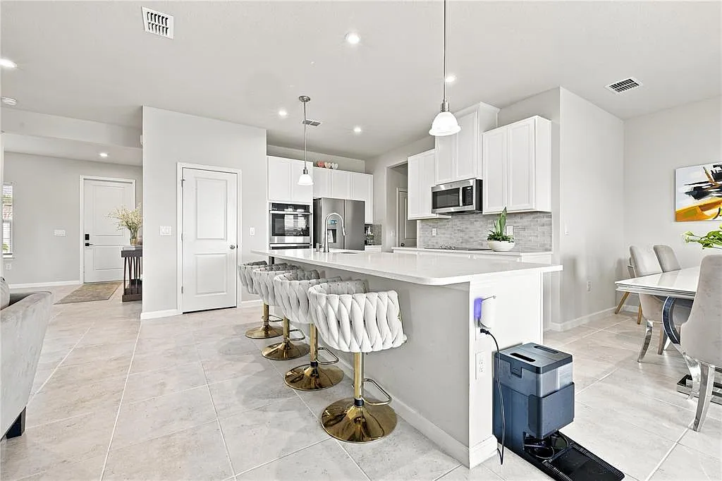 4 bed, 2.5 bath, 2409 sqft, $2,800 — Photo 4