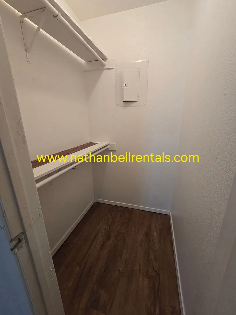 1305 E Houston St — Photo 3