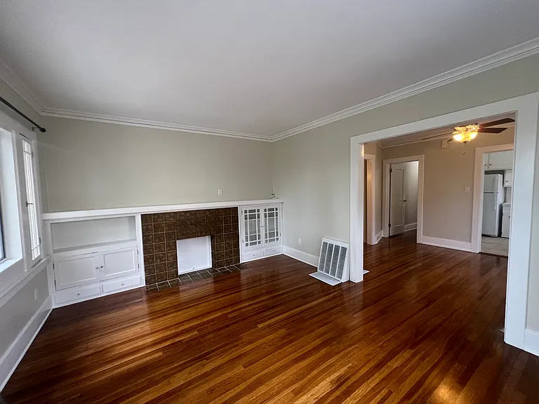 433 W Windsor Rd — Photo 4