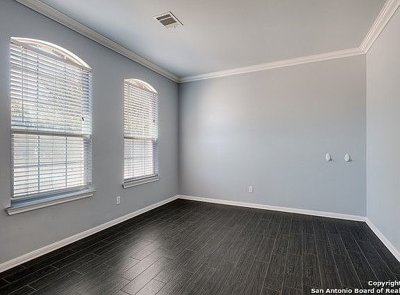 3rd image of 919 Queens Oak