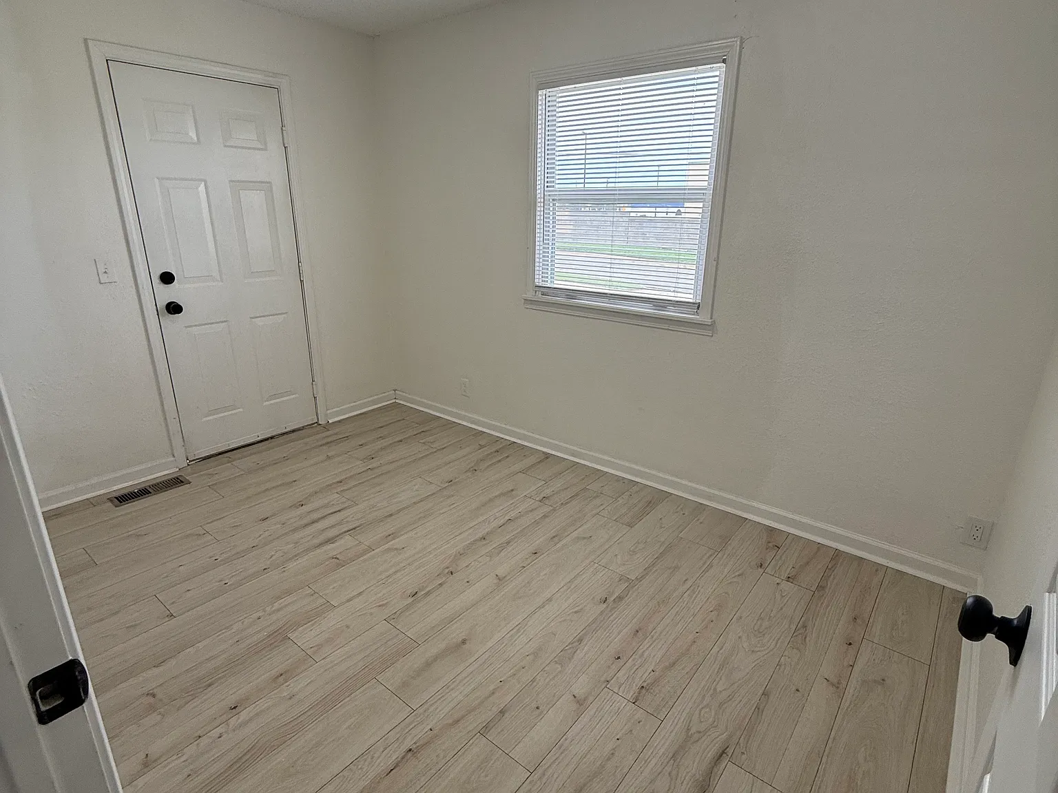 4 bed, 1.5 bath, 1490 sqft, $1,600 — Photo 3