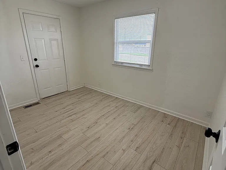 7035 W Newell St — Photo 2