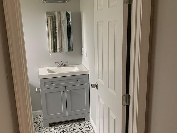 4th image of 2320 Burgundy St #1